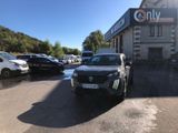 La voiture est garée devant un immeuble devant lequel sont garées de nombreuses voitures.