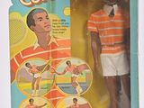 une figurine représentant un homme avec une raquette de tennis, dans une boîte