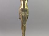 une image représentant une statue en bronze d'une femme, les mains posées sur la tête