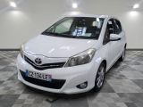 une photo d'une Toyota Yaris blanche garée dans un garage