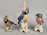 trois figurines d'oiseaux assis l'un sur l'autre