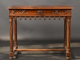 une vieille table en bois surmontée d'un tiroir