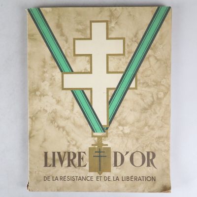 un vieux livre orné d'une croix et entouré d'un ruban