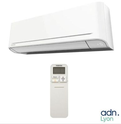 une photo d'un climatiseur blanc posé à côté d'une télécommande
