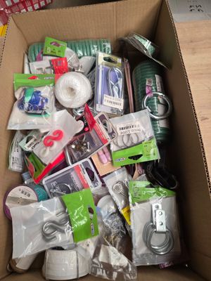 une boîte en carton remplie de divers objets qui s'y trouvent