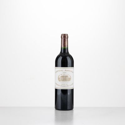une bouteille de vin rouge posée sur une table