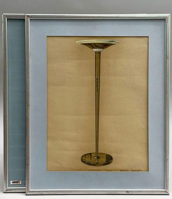 deux photos encadrées représentant une table sur laquelle est posée une lampe