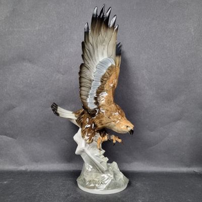 HUTSCHENREUTHER. Aigle fondant sur sa proie, grand sujet en …