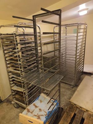 de nombreux plateaux de nourriture sur les étagères de la cuisine