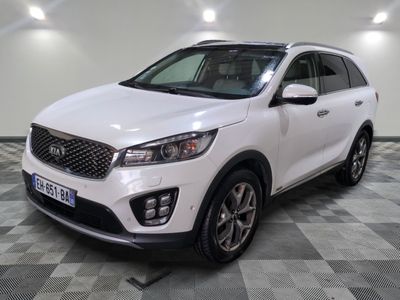 le 4x4 blanc est garé sur un carrelage à carreaux
