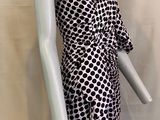 un mannequin portant une robe noire et blanche, posé sur un autre mannequin