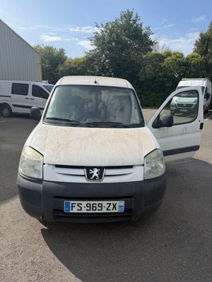 une photo d'une camionnette blanche garée sur un parking