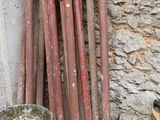 de nombreux outils qui traînent à l'extérieur d'un bâtiment
