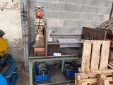 un tas de palettes et de cartons dans un entrepôt