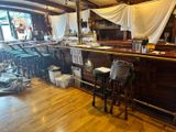 une photo d'un bar rempli de meubles