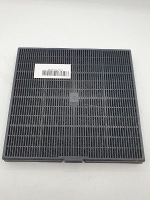 un gros plan d'une grille métallique posée sur une surface blanche