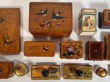 de nombreuses boîtes en bois ornées d'oiseaux et de fleurs
