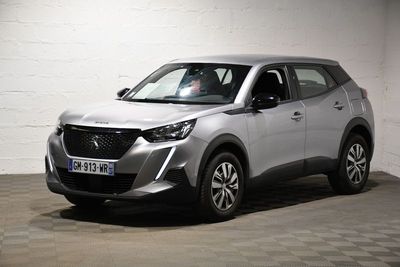 La voiture argentée est garée dans le garage de l'immeuble.