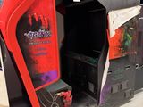 une console de jeux vidéo rouge et noire dans une pièce