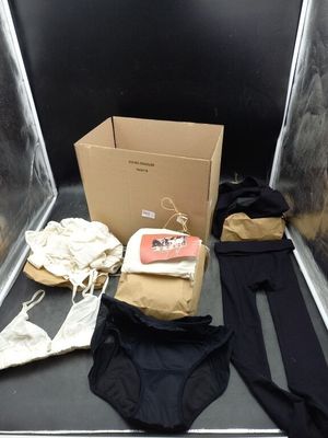 une boîte de sous-vêtements et un pantalon par terre