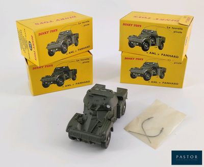 deux jouets représentant des véhicules militaires, encore dans leur emballage, posés sur une surface blanche