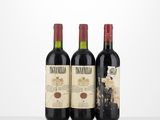 trois bouteilles de vin rouge posées sur une table