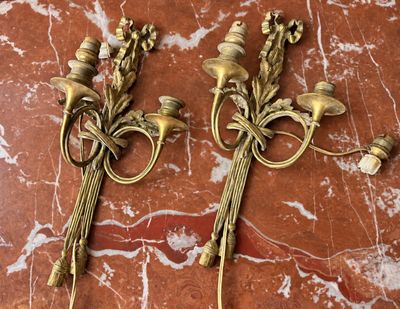 paire d'appliques murales anciennes en laiton avec fleurs et feuilles