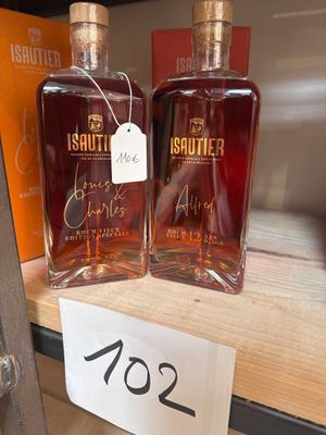deux bouteilles d'alcool sont posées sur une étagère dans un magasin
