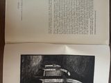 un livre ouvert sur une table avec l'image d'une maison dessus