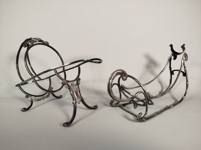 Réunion de deux porte-bouteilles de table en métal argenté, …