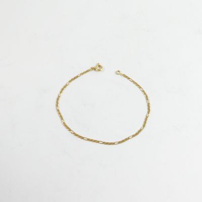 un bracelet en chaîne d'or orné d'un seul diamant