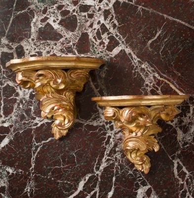 paire de supports muraux anciens dorés à la feuille, posés sur un socle en marbre