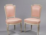paire de chaises d'appoint de style Louis XVI avec assises rembourrées de couleur rose