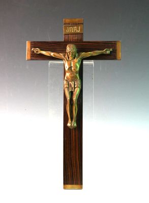 une croix en bois sur laquelle est fixé un crucifix