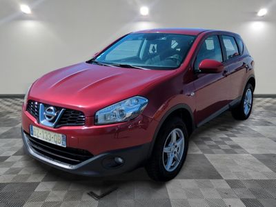 La Nissan RAV rouge est garée sur un sol à damier.