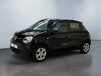 la petite voiture noire est garée dans une grande pièce
