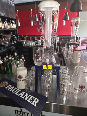 un bar avec plein de bouteilles et de verres sur le comptoir