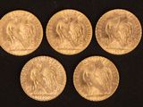 quatre pièces d'or à l'effigie d'un homme et d'une femme