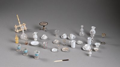 tout un tas de petits objets posés sur la table