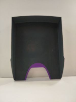 une boîte noire munie d'une poignée violette, posée sur une table