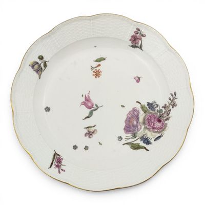 une image représentant une assiette décorée de fleurs et de feuilles