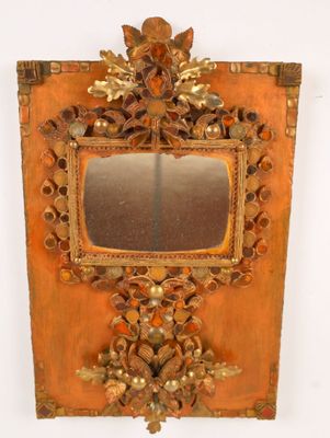 un miroir accroché au mur avec un cadre doré