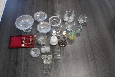 Lot en verre de vase, coupe, carafe, huilier-vinaigrier, sal…