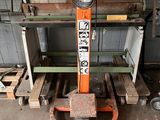 une machine posée sur une palette dans un entrepôt