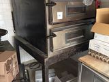 de nombreuses boîtes empilées les unes sur les autres dans une cuisine