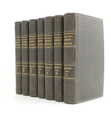 un lot de six livres posés sur une surface blanche