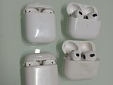 quatre AirPods fixés au mur