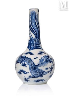un vase bleu et blanc orné d'un dragon
