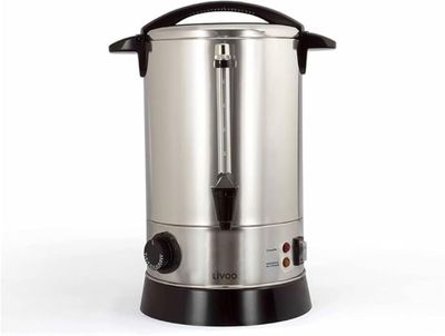 cafetière en acier inoxydable avec une poignée noire sur fond blanc