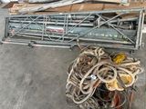 un tas de bric-à-brac posé par terre à côté d'un autre tas d'objets